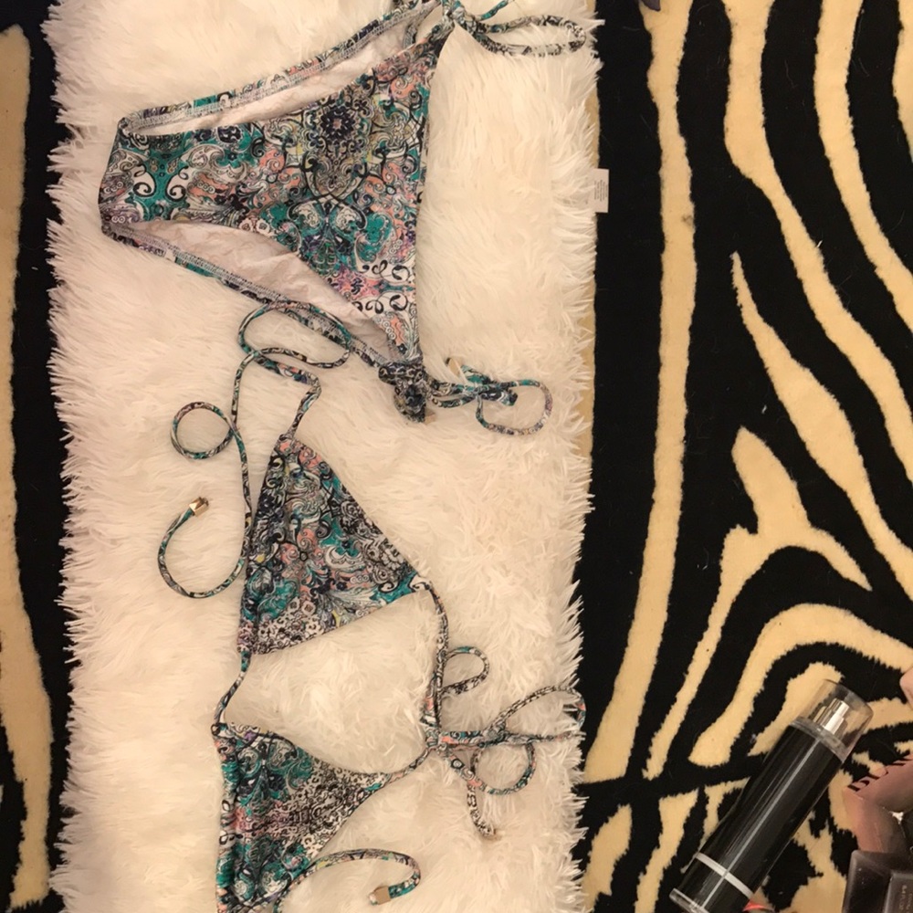 Victoria's Secret swim set. Very small. No pads.
